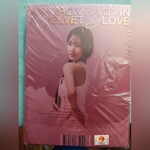 K-POP JINI 1st EP Album [An Iron Hand In A Velvet Glove] CD+ Extras P.Card+ New